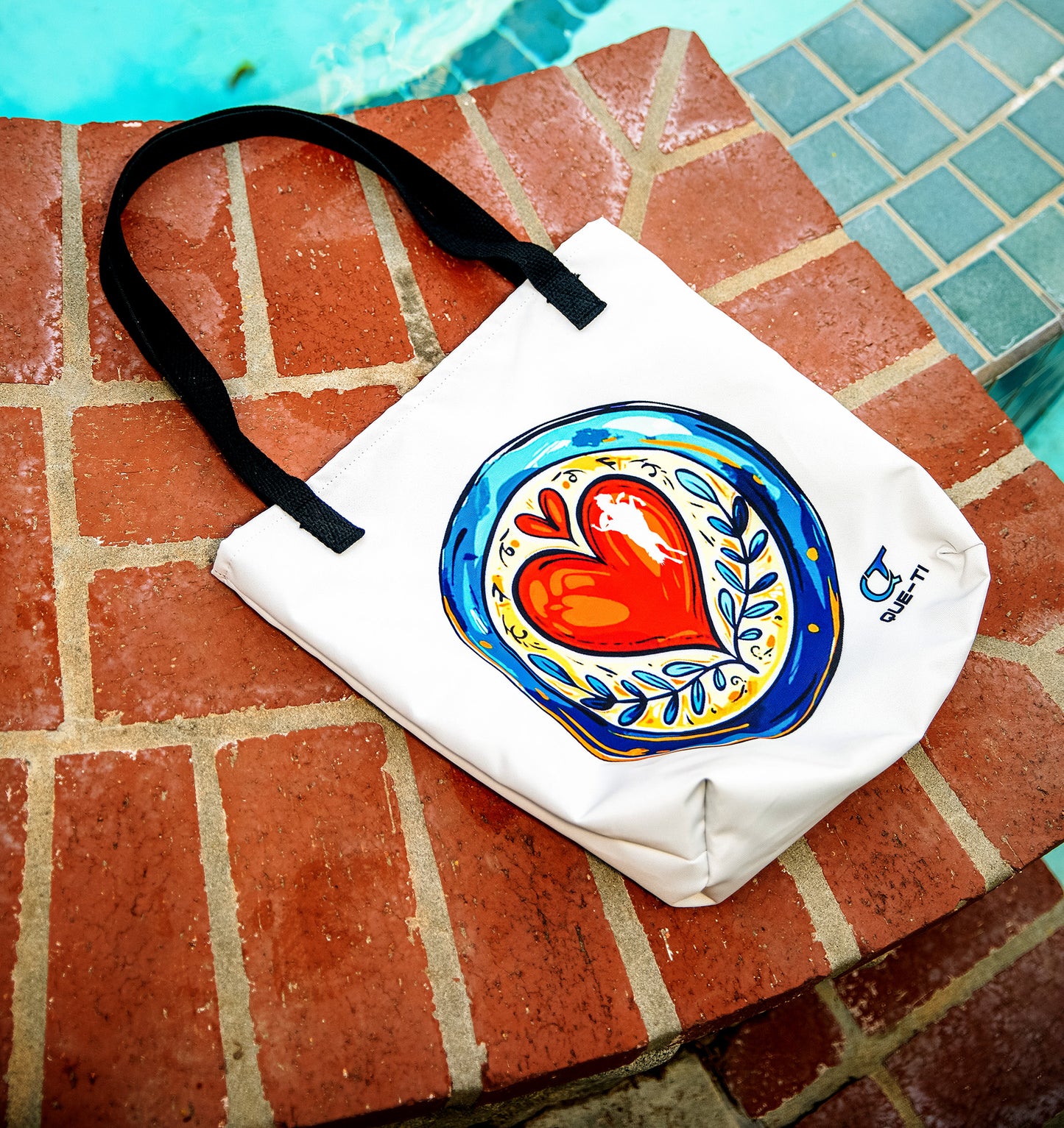 Que-Ti Beach Tote Bag, Big Heart print